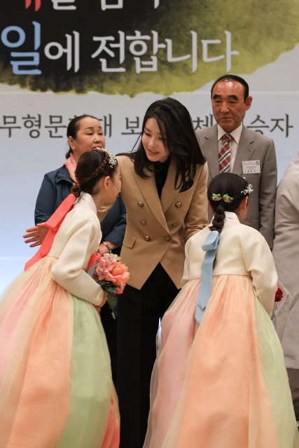 김건희 여사가 2일 청와대 영빈관에서 열린 국가무형문화재 보유단체 전승자 오찬에서 어린이소리단 '소리소은' 단원들을 격려하고 있다. 대통령실 제공